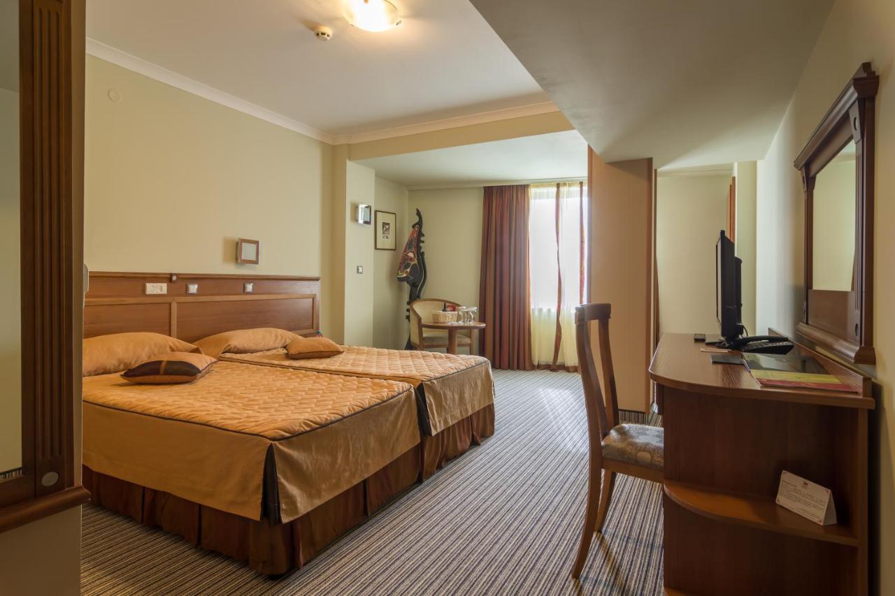 Diplomat Plaza Hotel & Resort Луковит Экстерьер фото