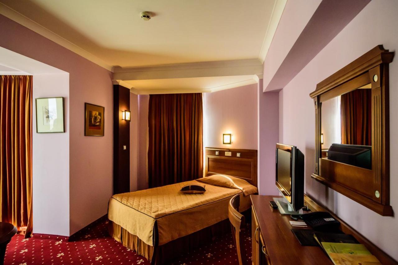 Diplomat Plaza Hotel & Resort Луковит Экстерьер фото